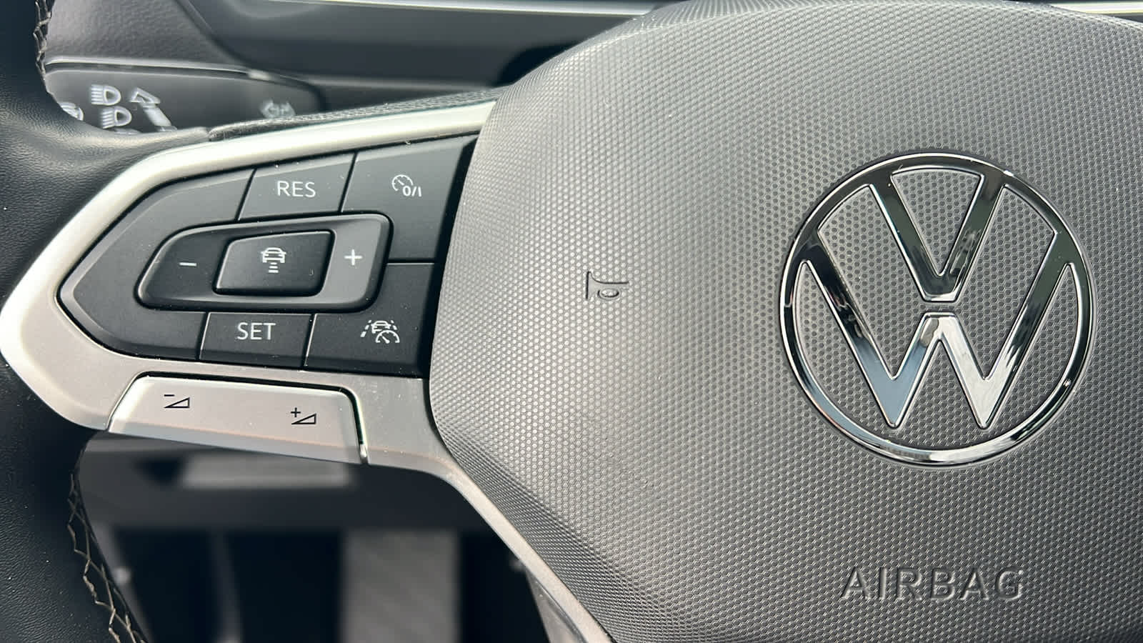 Thumbnail: 2022 Volkswagen Tiguan - 18
