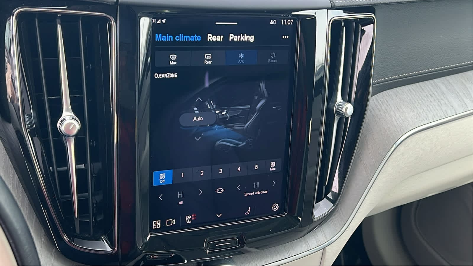 Thumbnail: 2023 Volvo XC60 - 14