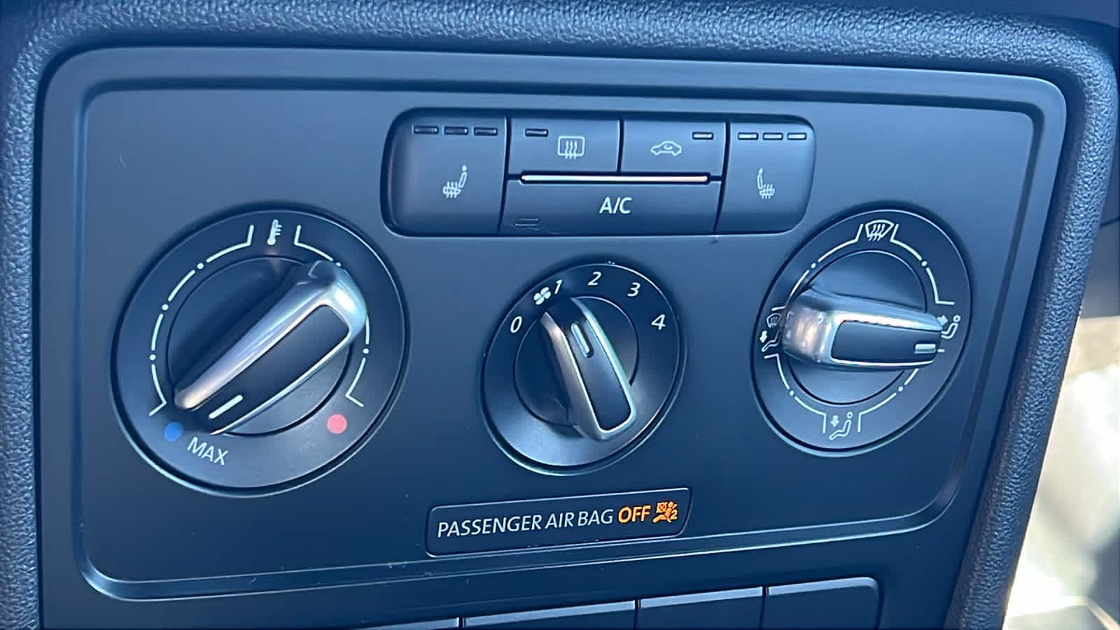 Thumbnail: 2016 Volkswagen Beetle - 14