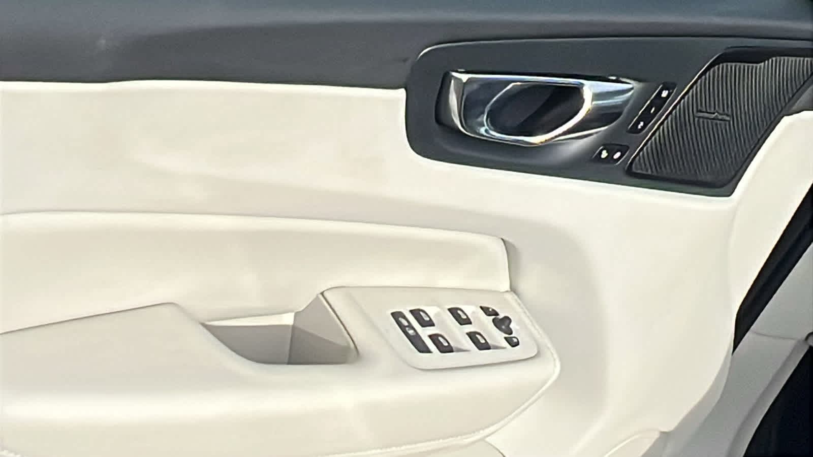 Thumbnail: 2023 Volvo XC60 - 22