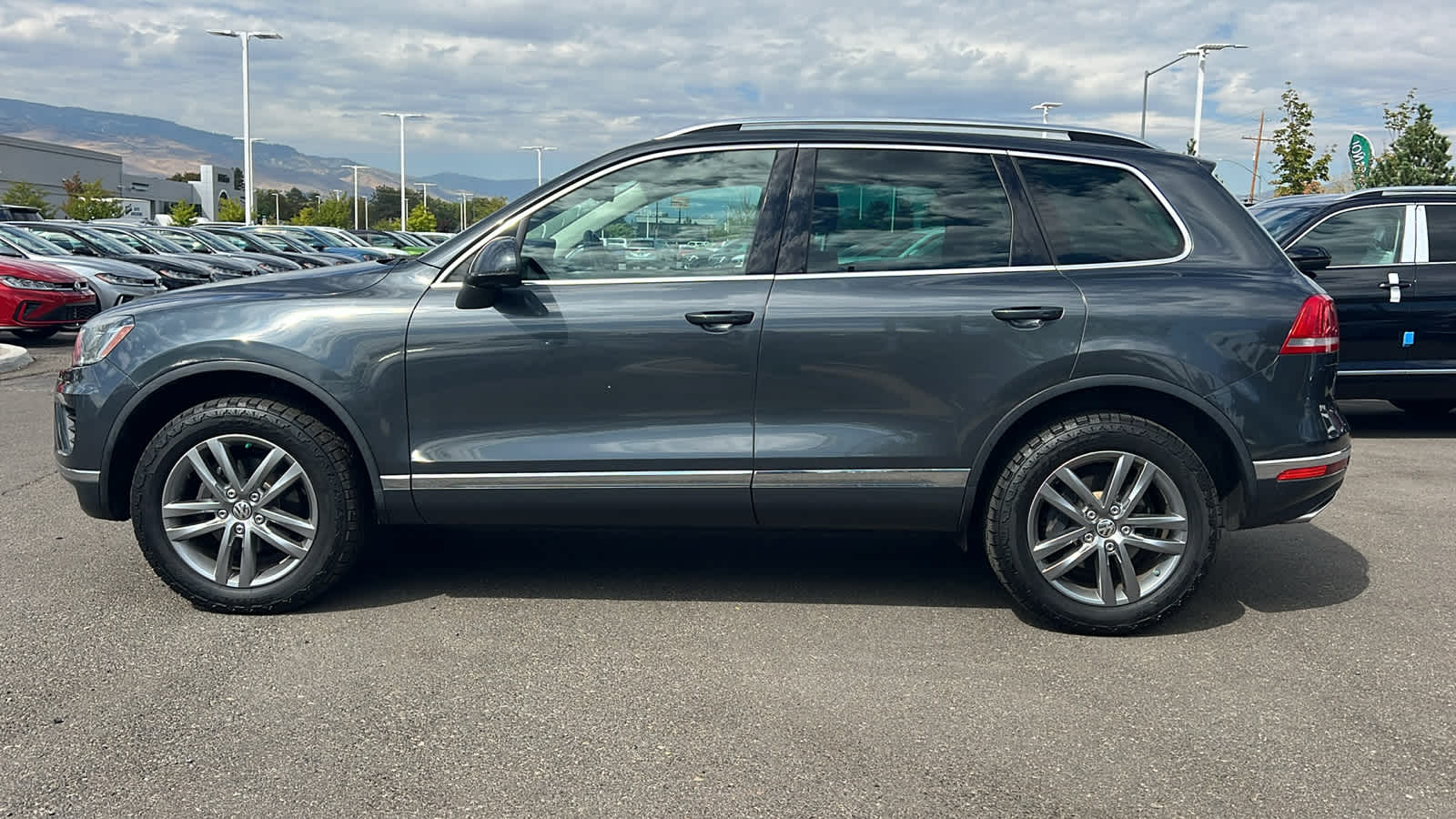 Thumbnail: 2016 Volkswagen Touareg - 8