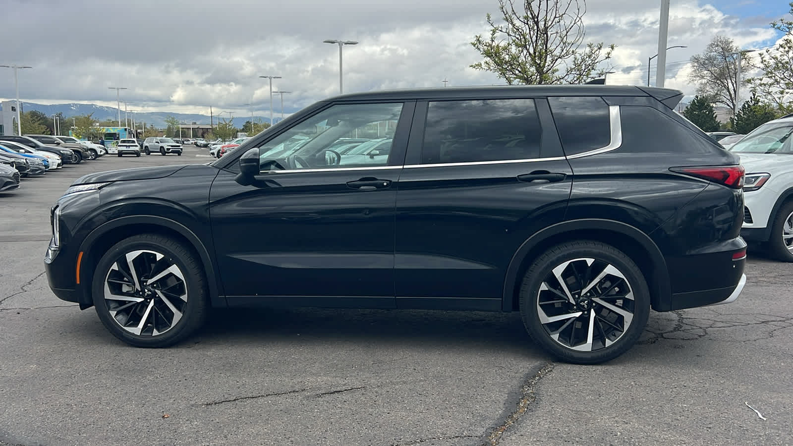 Thumbnail: 2024 Mitsubishi Outlander - 8