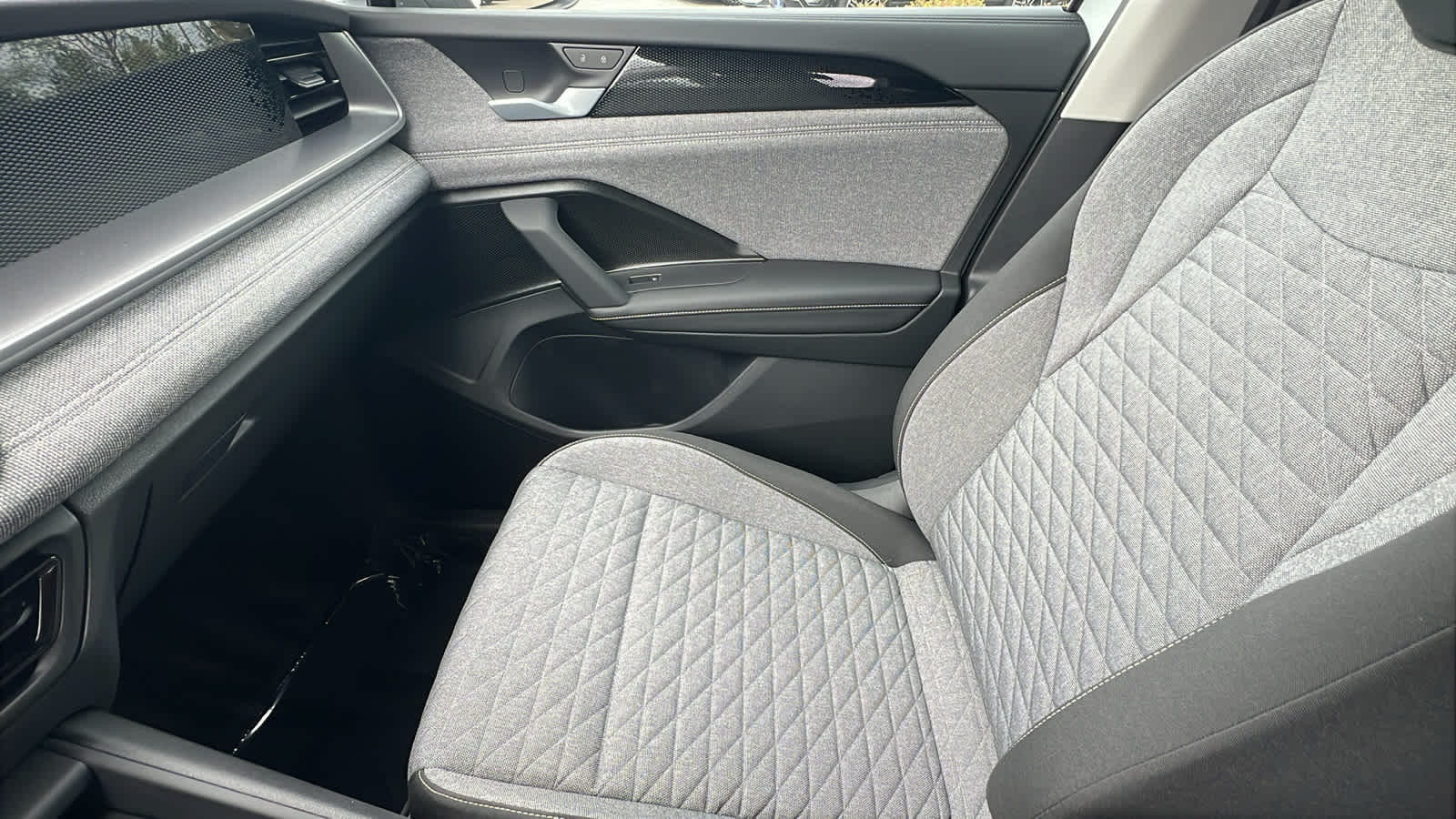 Thumbnail: 2025 Volkswagen Tiguan - 12