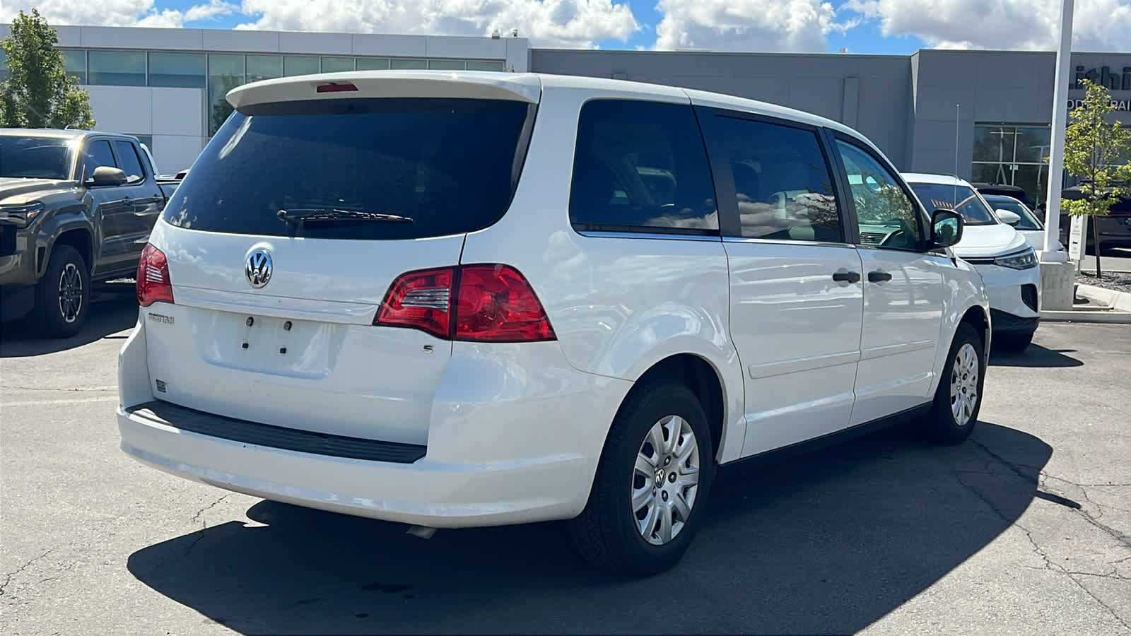 Thumbnail: 2011 Volkswagen Routan - 5