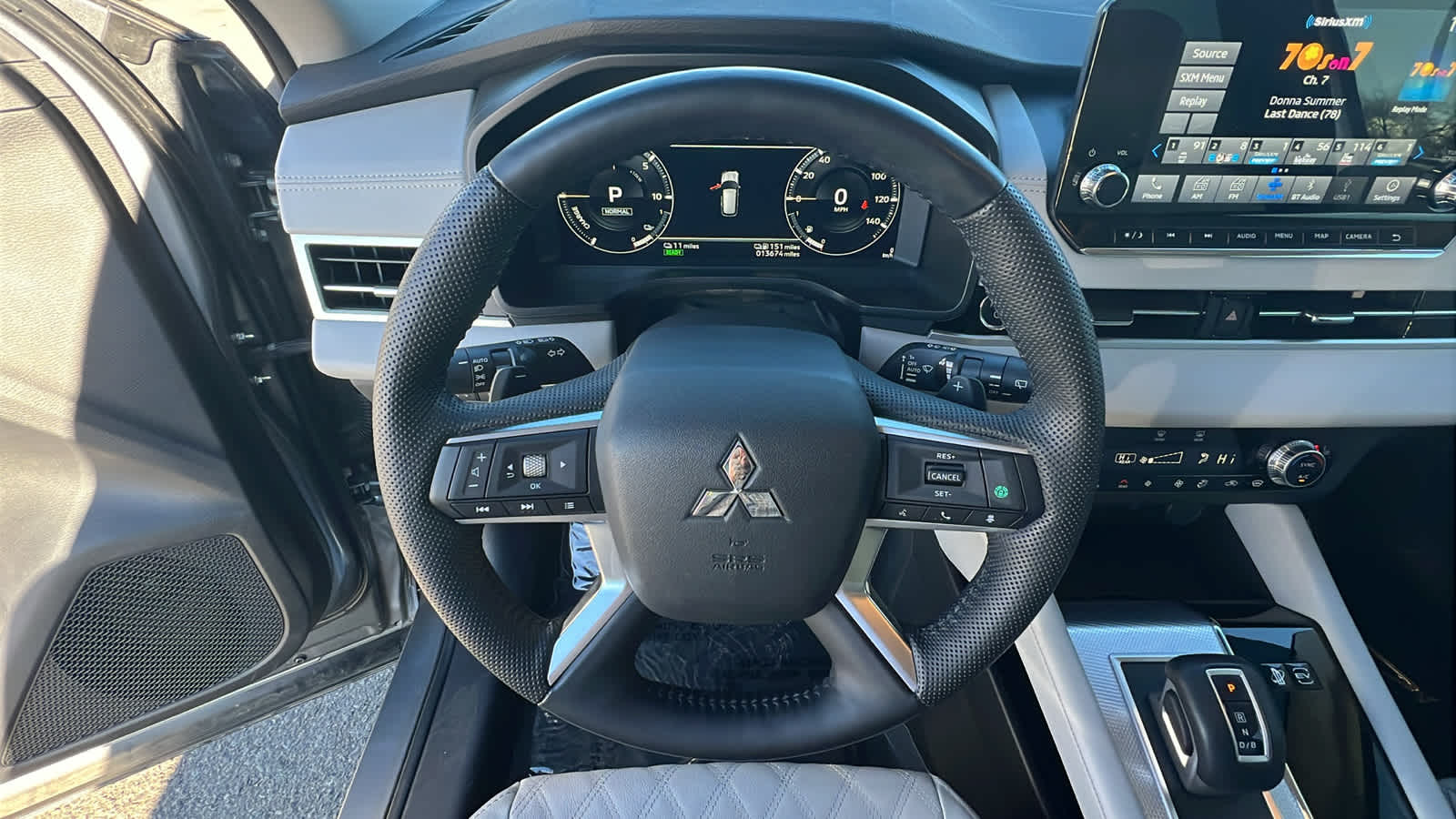 Thumbnail: 2023 Mitsubishi Outlander - 18