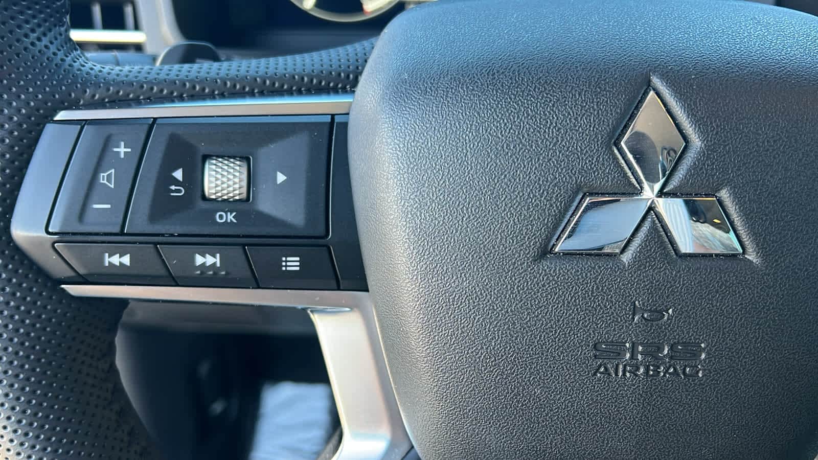 Thumbnail: 2023 Mitsubishi Outlander - 19