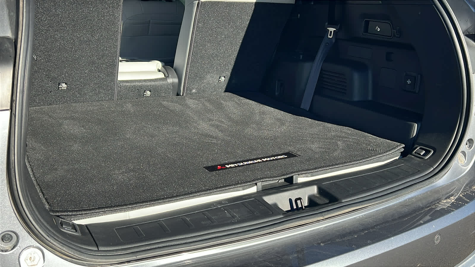 Thumbnail: 2023 Mitsubishi Outlander - 27