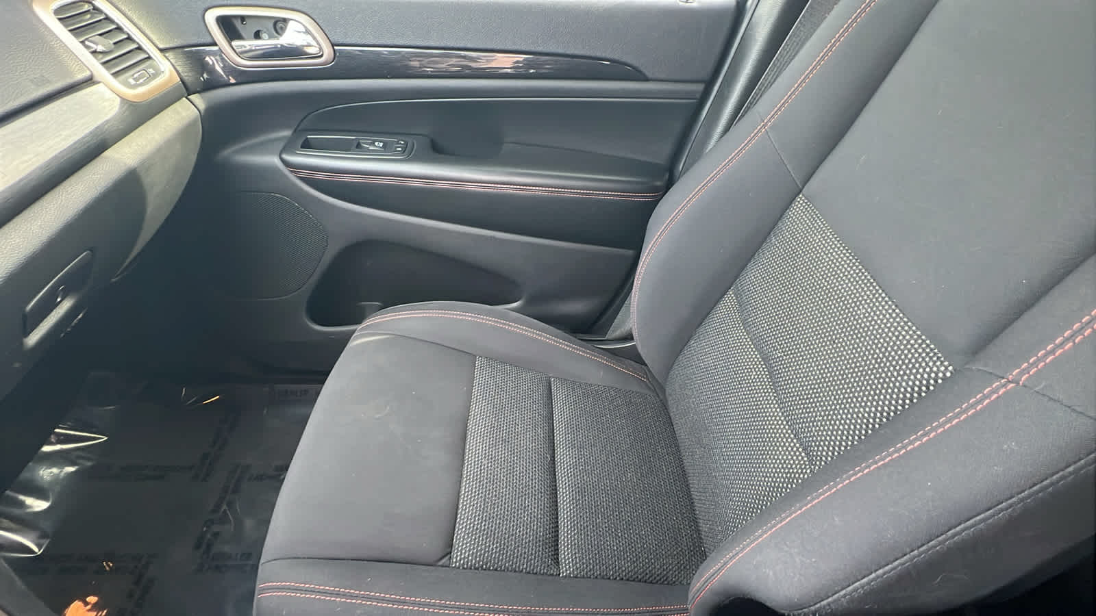 Thumbnail: 2017 Jeep Grand Cherokee - 12