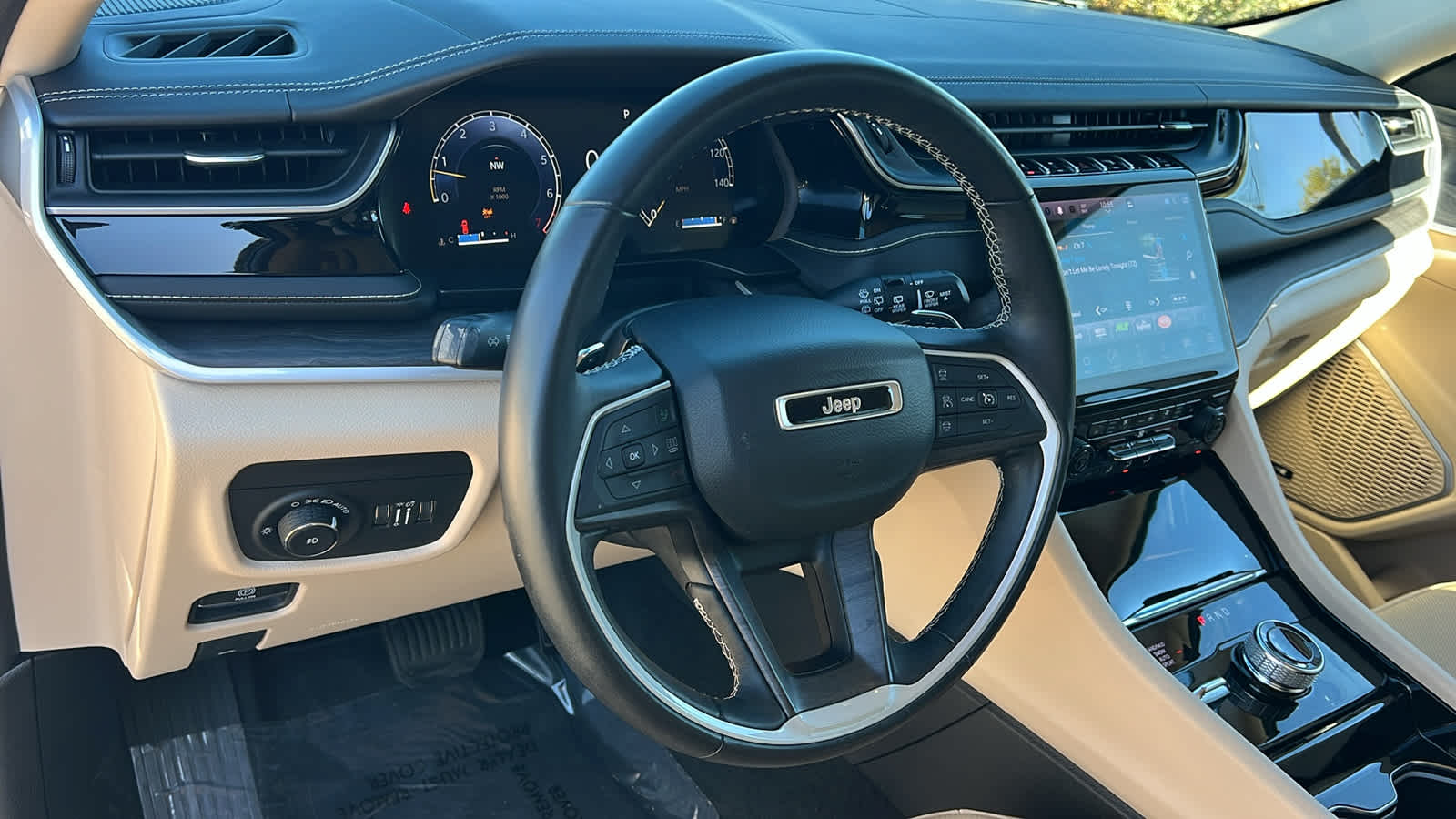 Thumbnail: 2022 Jeep Grand Cherokee - 10