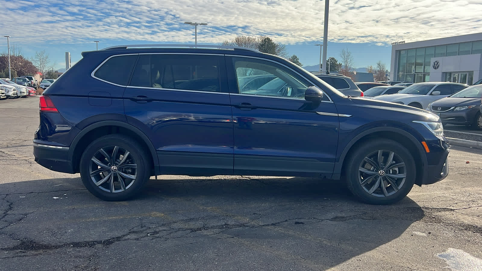 2022 Volkswagen Tiguan SE photo 3