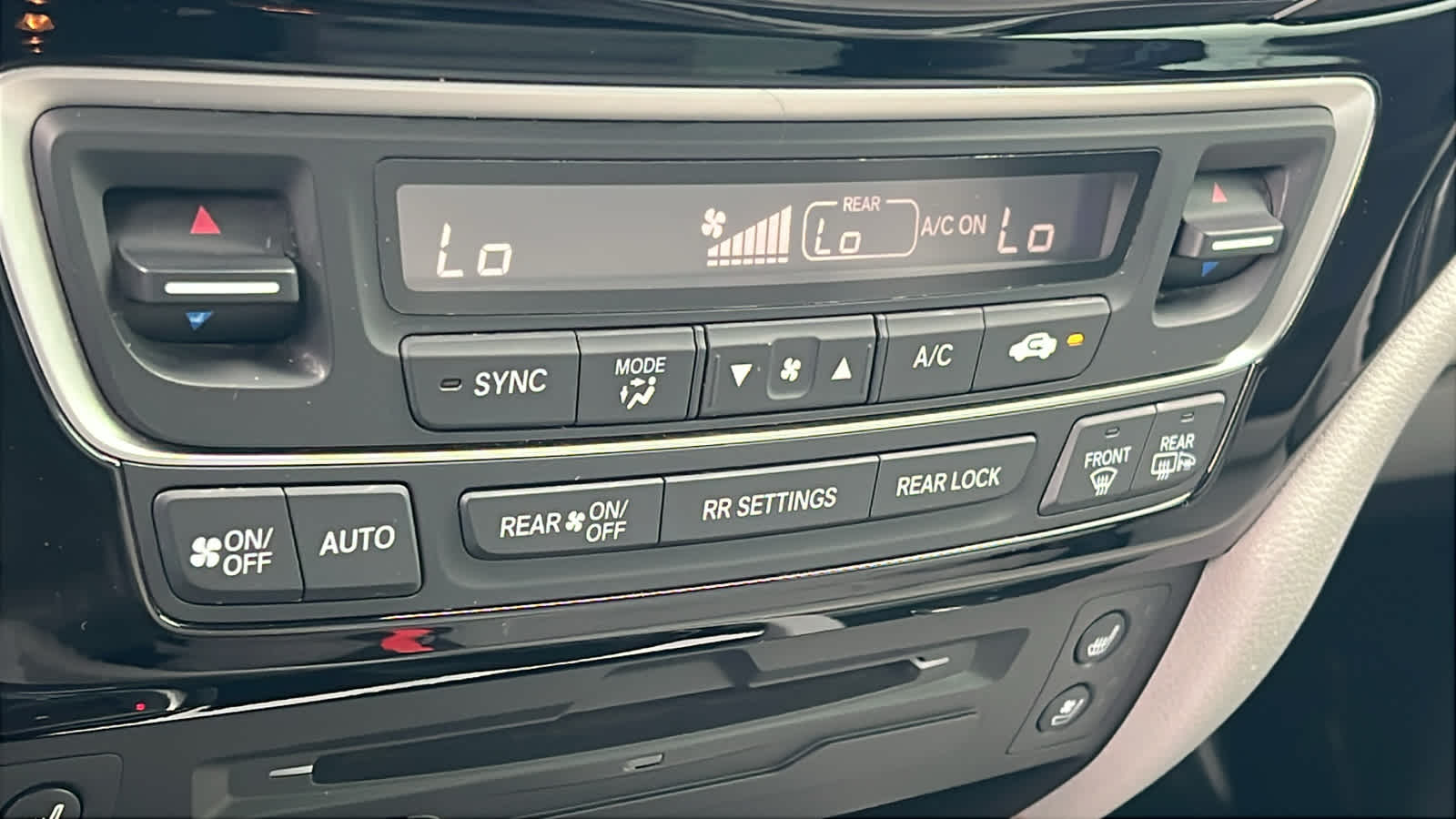 Thumbnail: 2019 Honda Pilot - 14