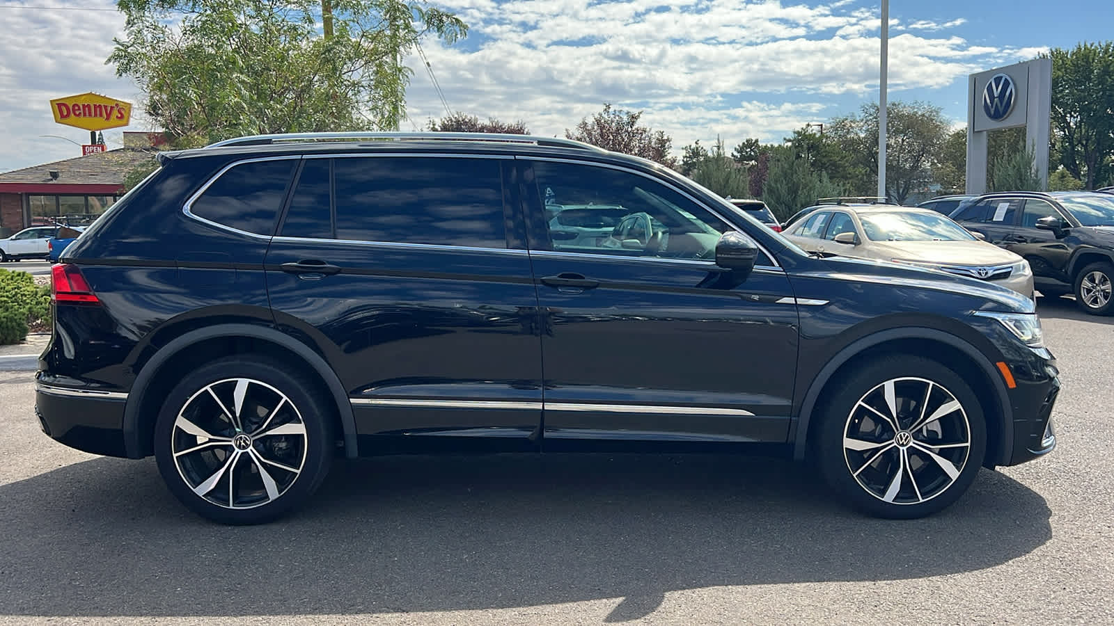 Thumbnail: 2022 Volkswagen Tiguan - 4