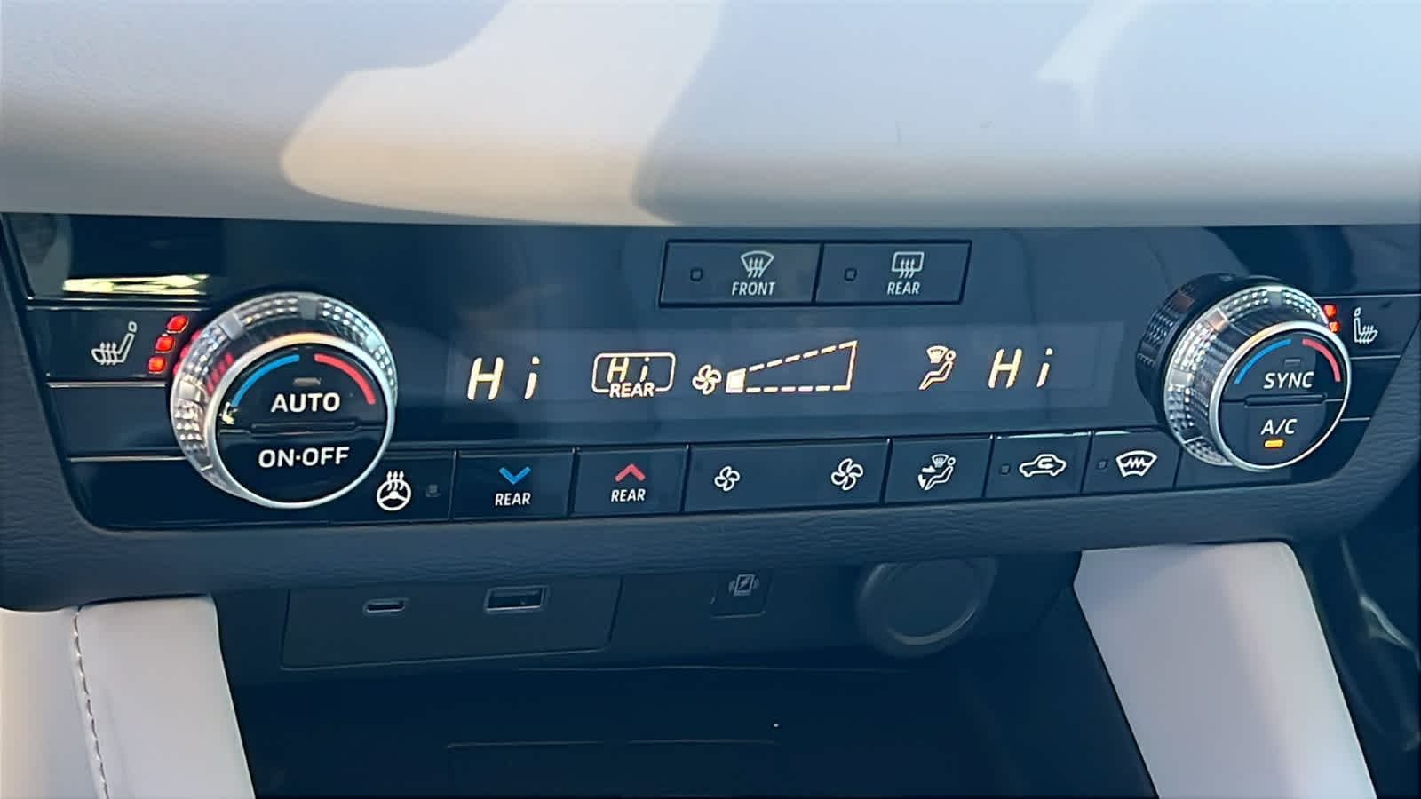 Thumbnail: 2023 Mitsubishi Outlander - 14