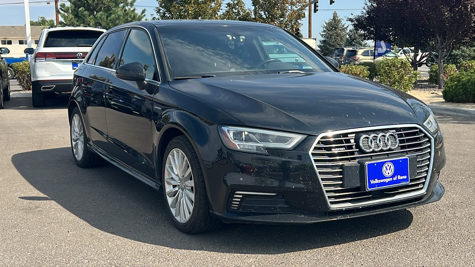 Thumbnail: 2017 Audi A3 e-tron - 3