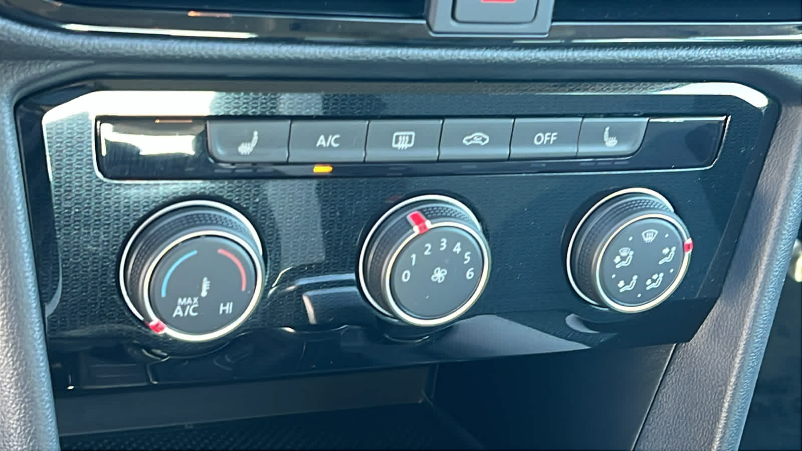 Thumbnail: 2025 Volkswagen Taos - 14