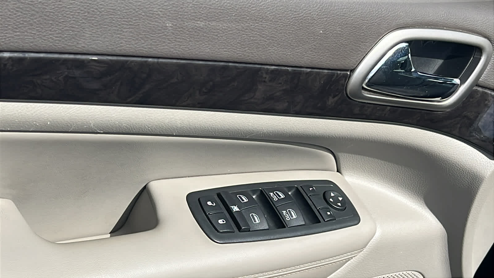 Thumbnail: 2012 Jeep Grand Cherokee - 21