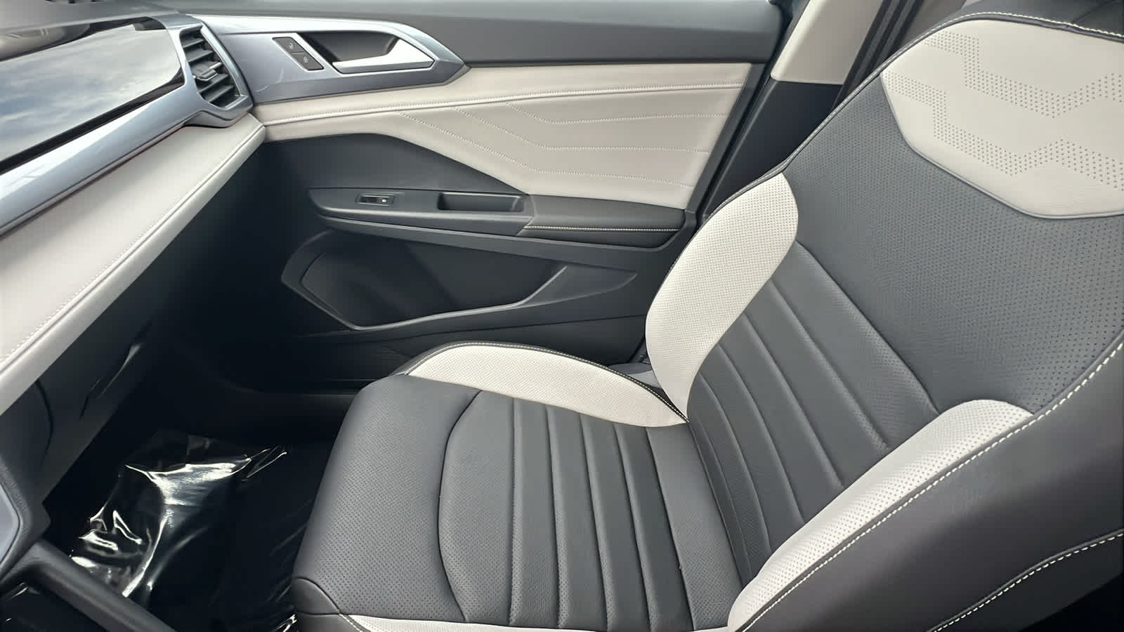 Thumbnail: 2025 Volkswagen Taos - 12