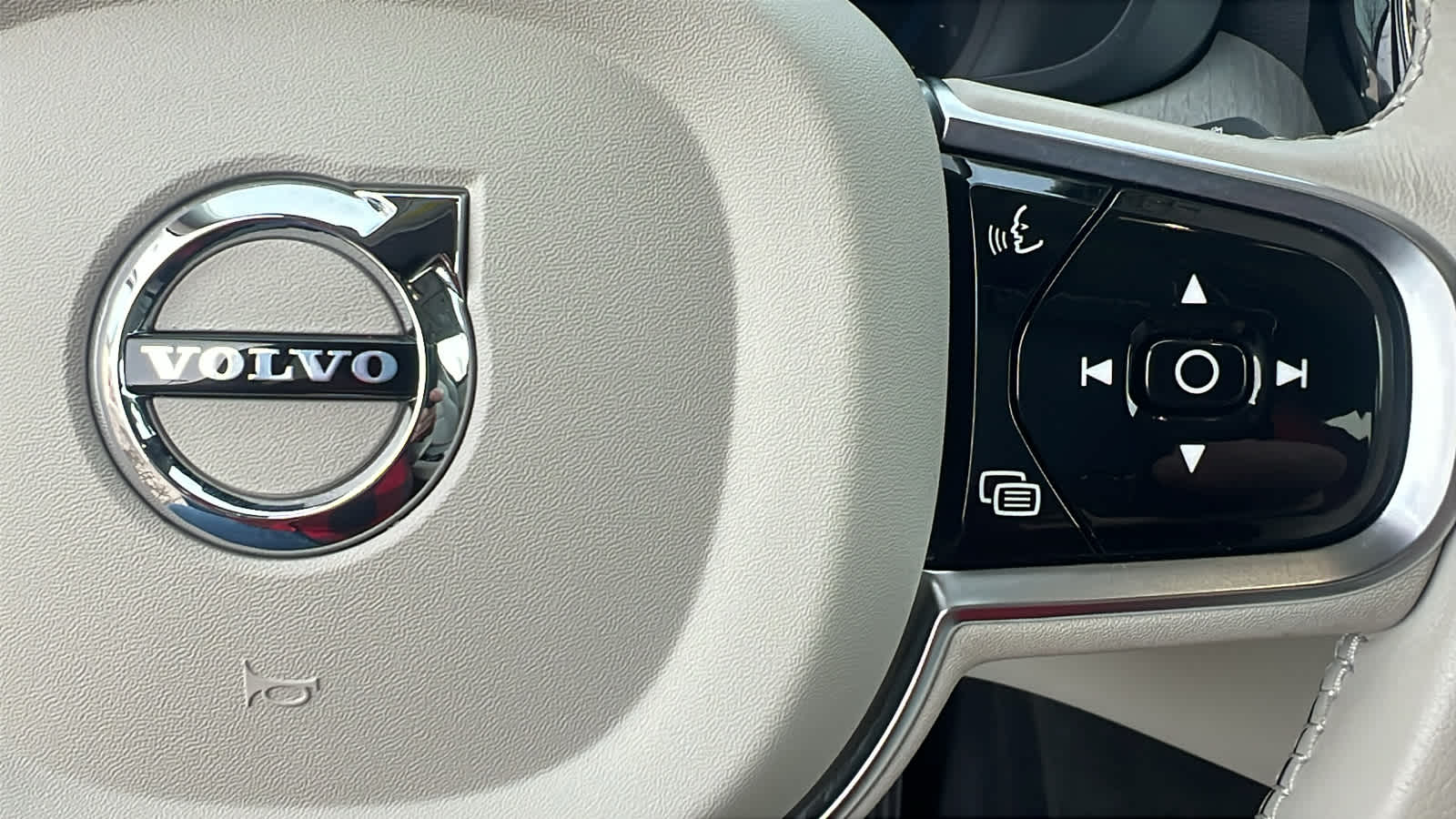 Thumbnail: 2023 Volvo XC60 - 20