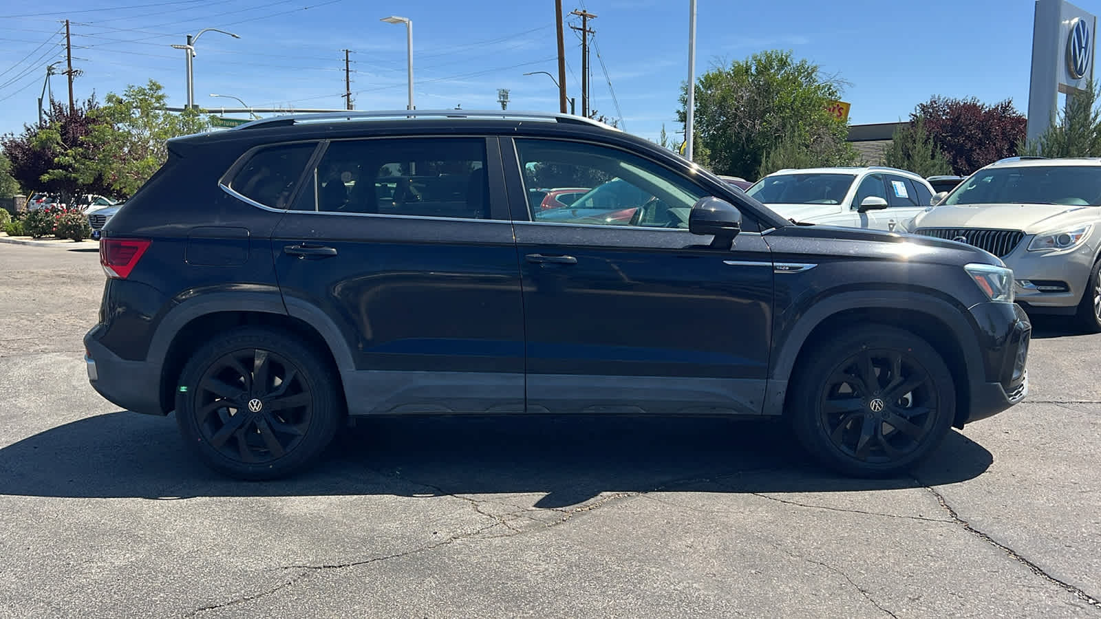 Thumbnail: 2022 Volkswagen Taos - 4