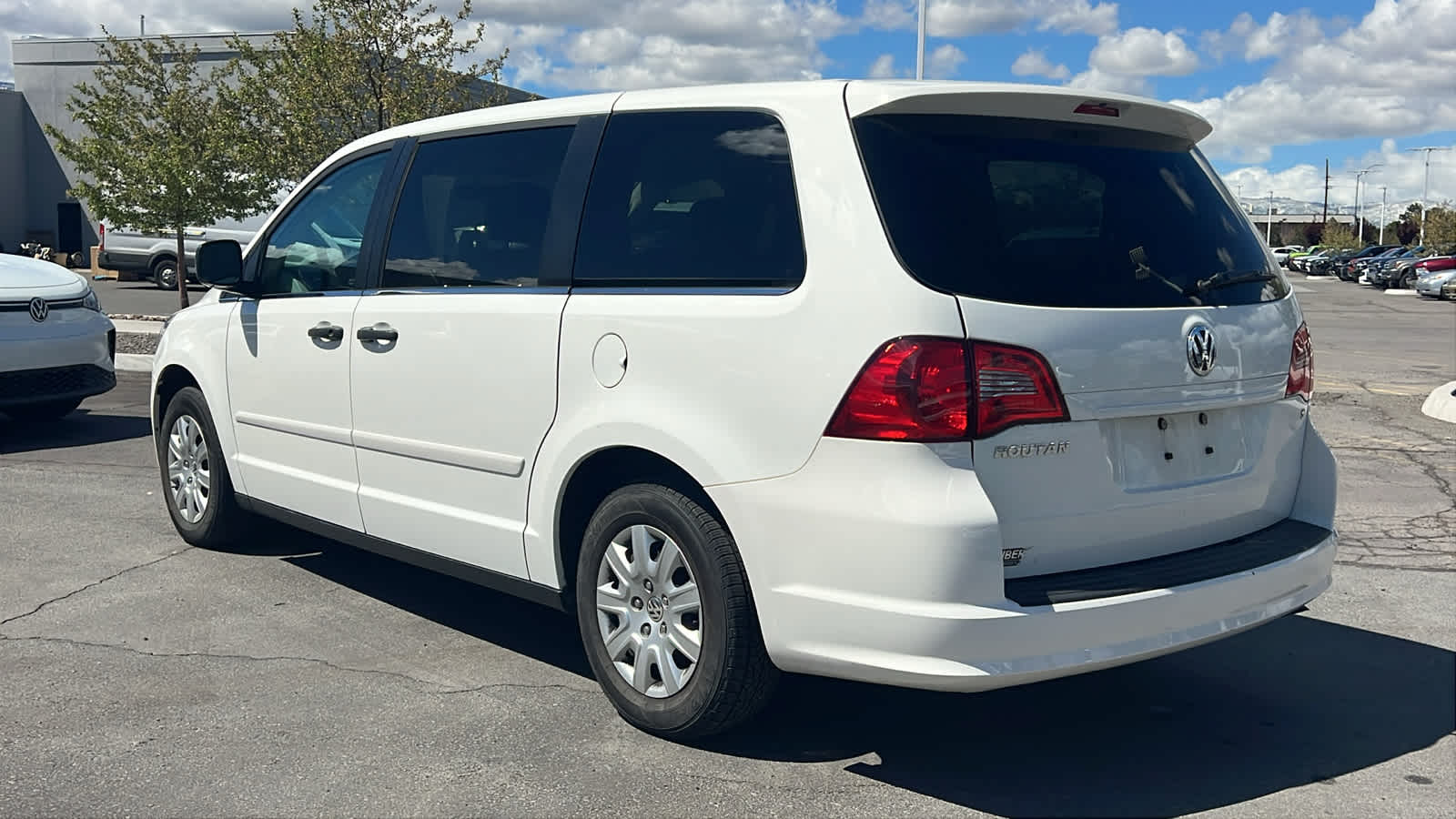 Thumbnail: 2011 Volkswagen Routan - 7