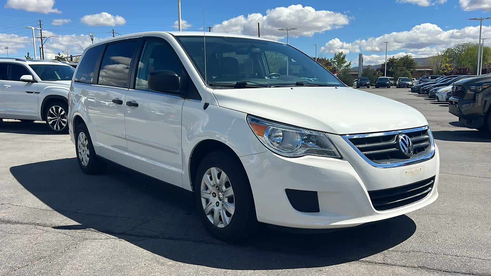 Thumbnail: 2011 Volkswagen Routan - 3
