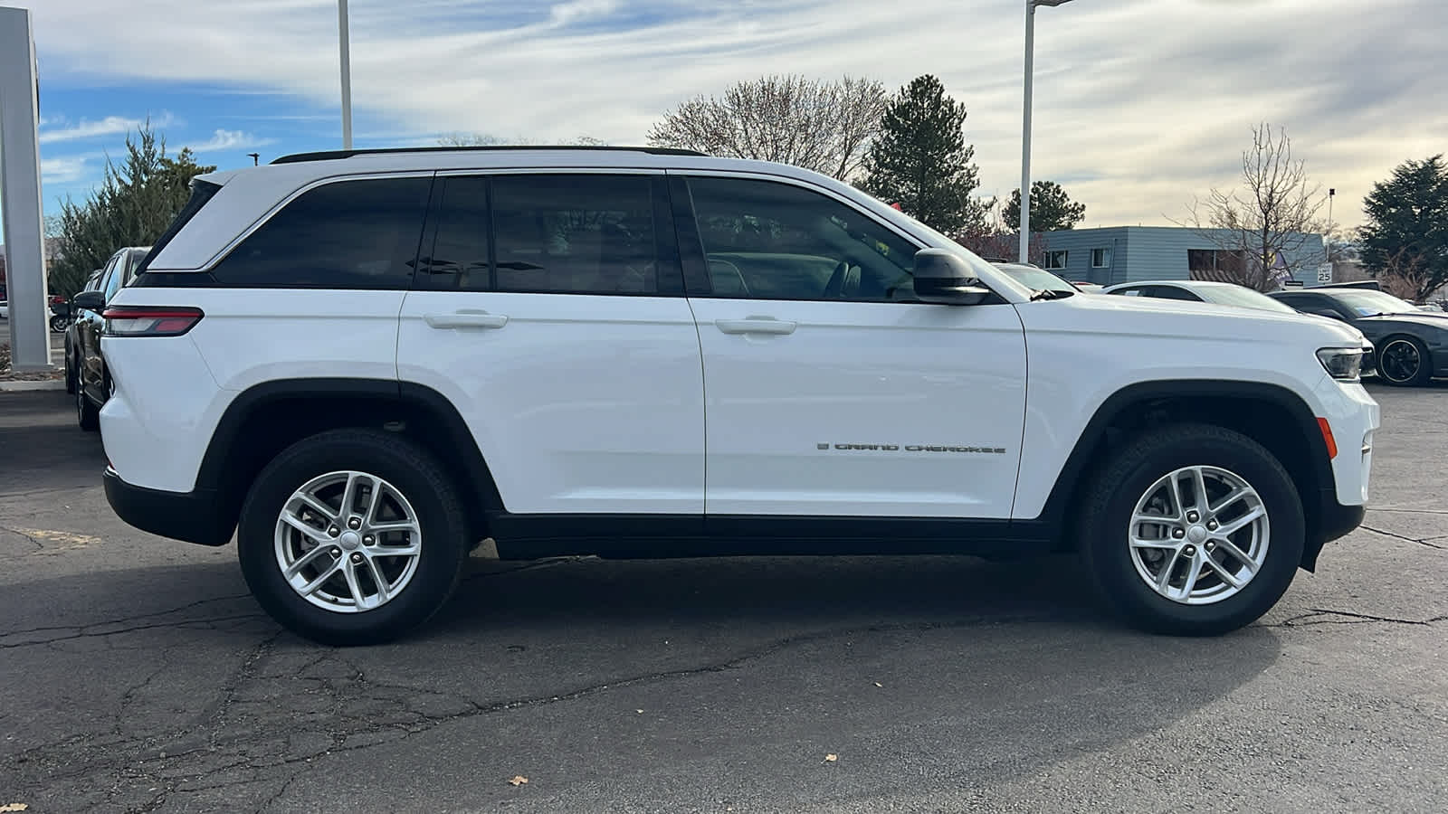 2023 Jeep Grand Cherokee Laredo photo 4