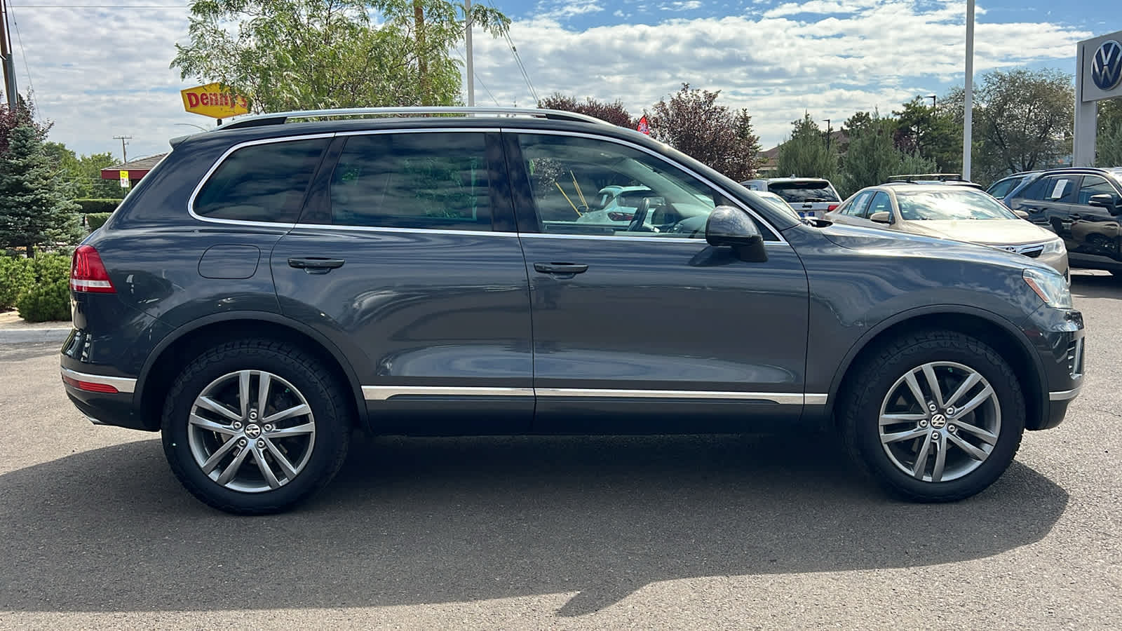 Thumbnail: 2016 Volkswagen Touareg - 4