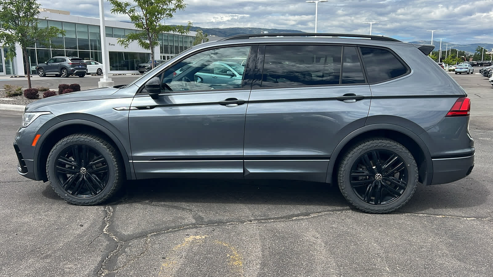 Thumbnail: 2022 Volkswagen Tiguan - 8