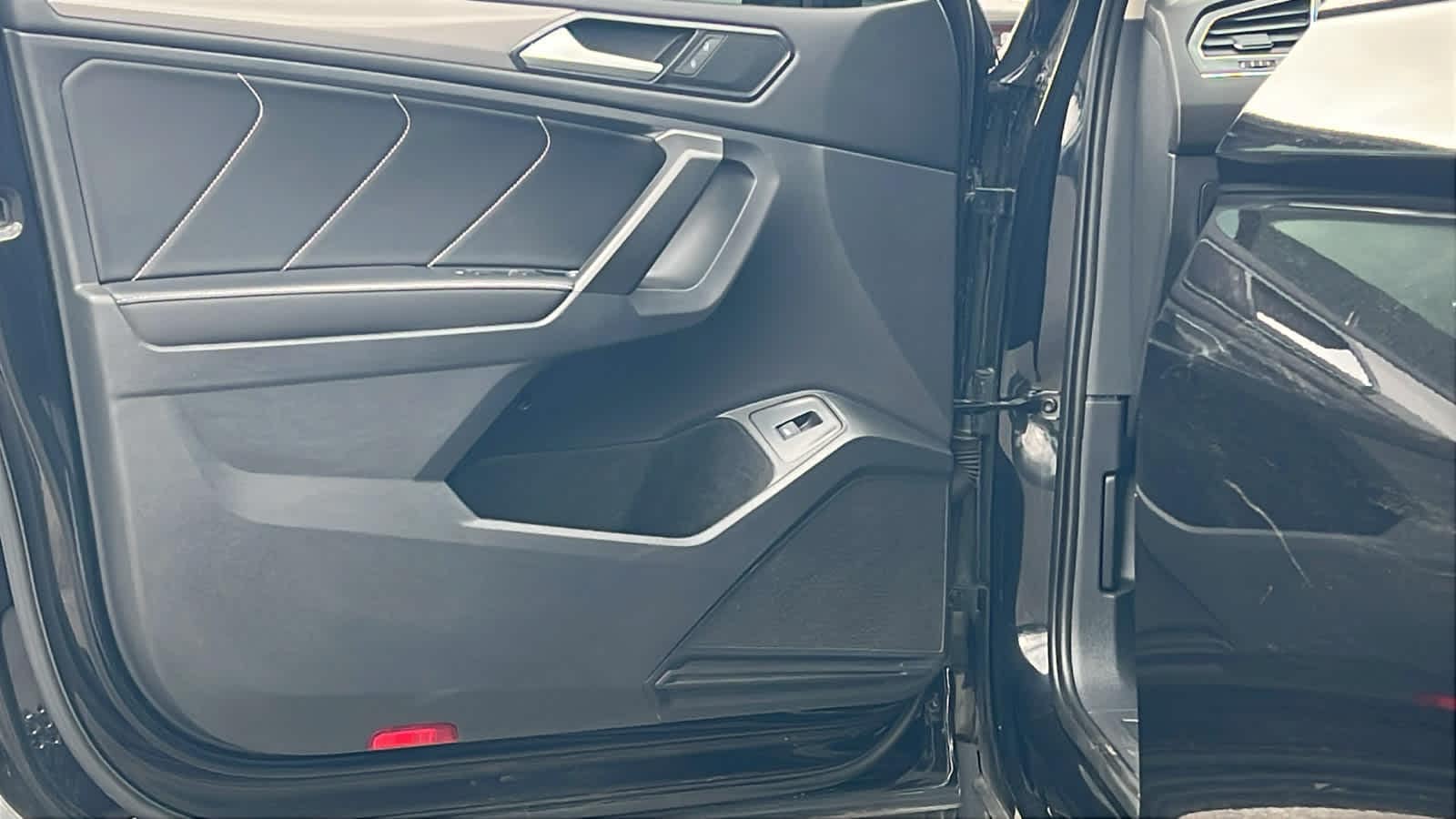 Thumbnail: 2022 Volkswagen Tiguan - 22