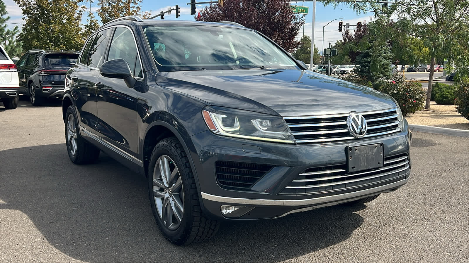 Thumbnail: 2016 Volkswagen Touareg - 3