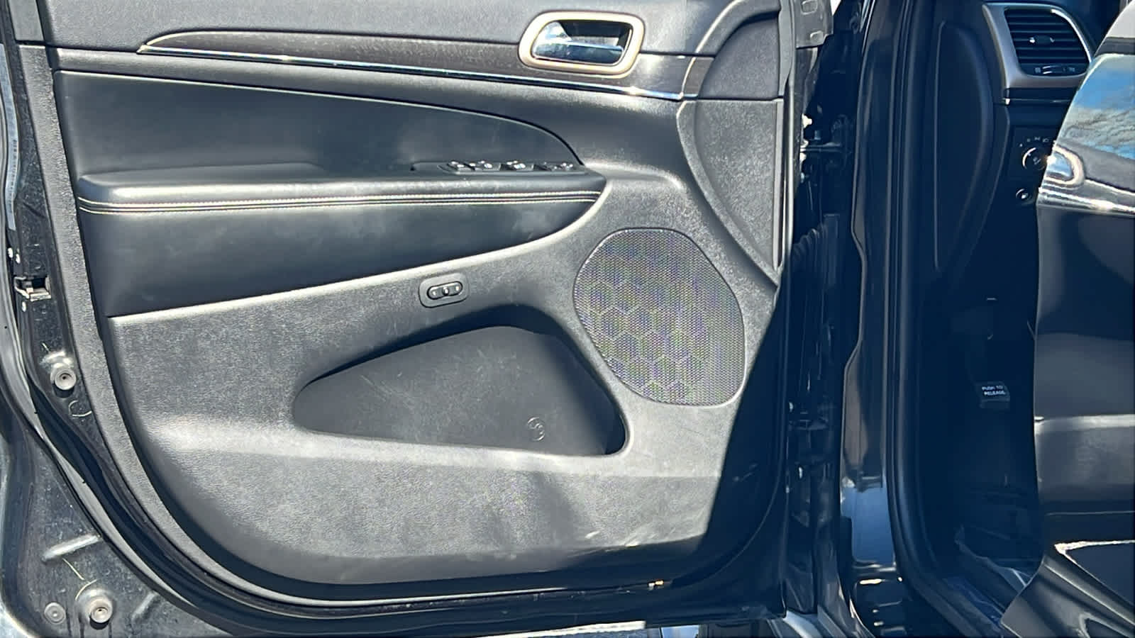 Thumbnail: 2016 Jeep Grand Cherokee - 23