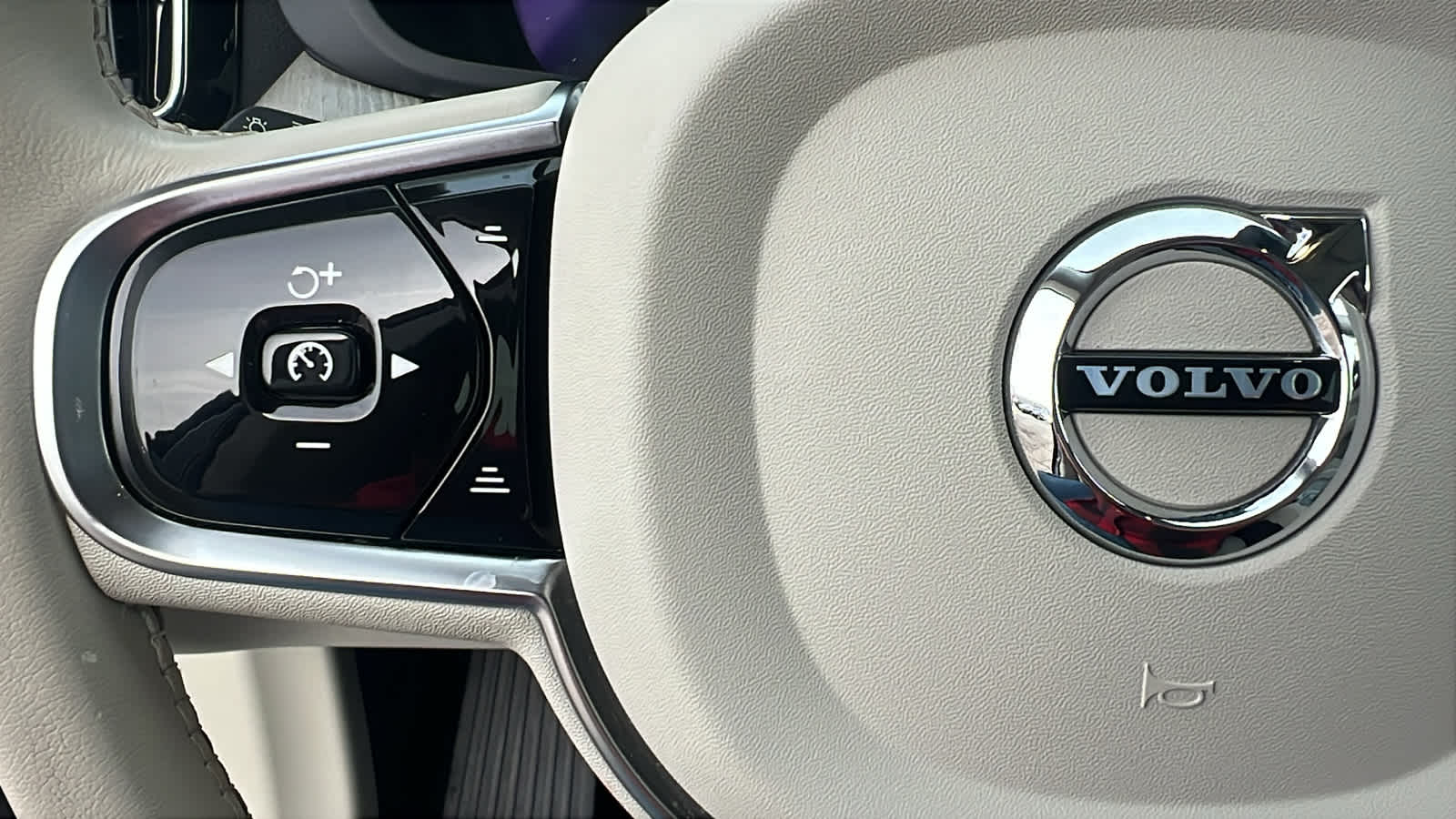 Thumbnail: 2023 Volvo XC60 - 19