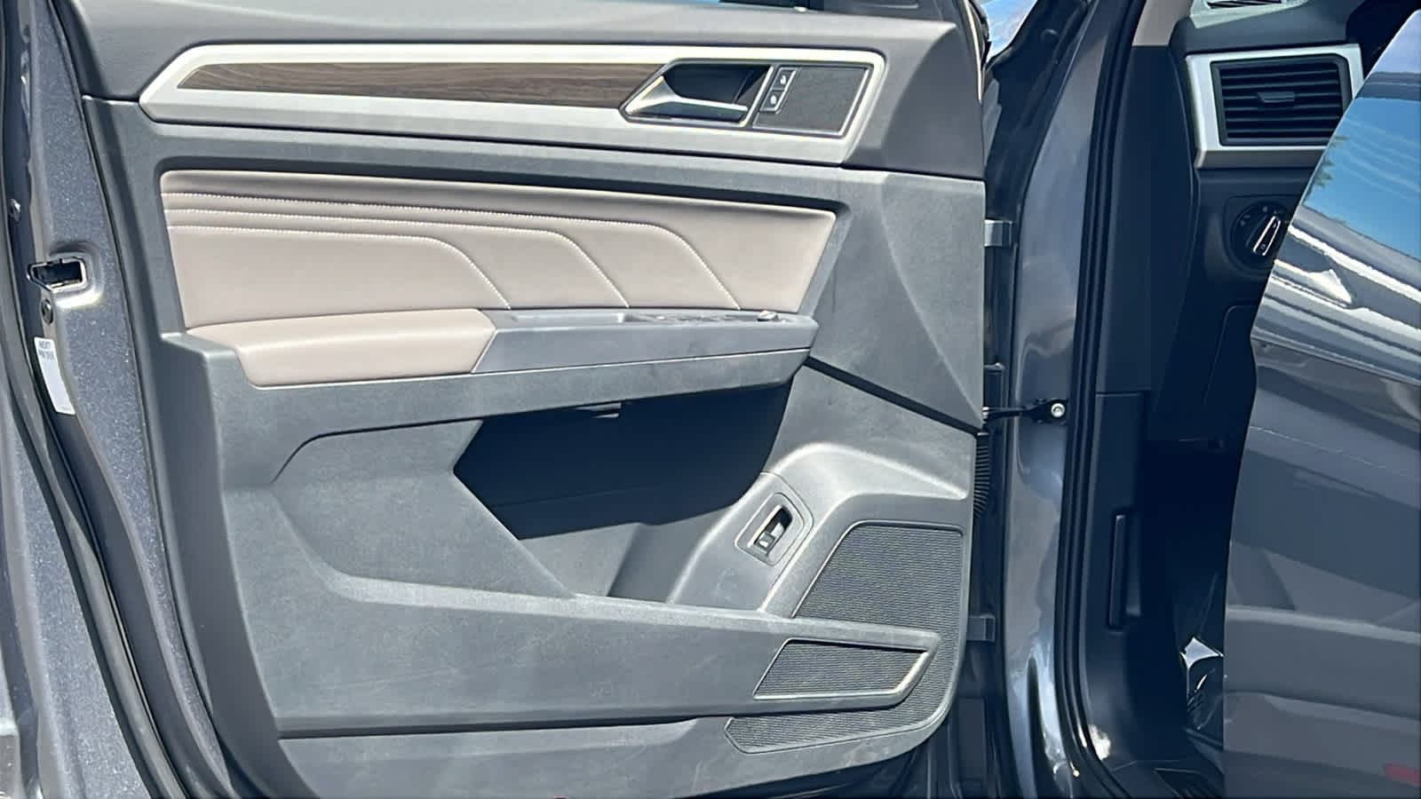 Thumbnail: 2021 Volkswagen Atlas - 23