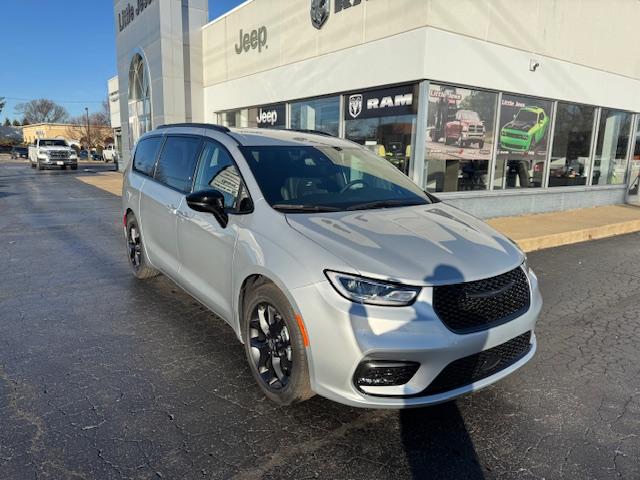 2026 Chrysler Pacifica Select's photo