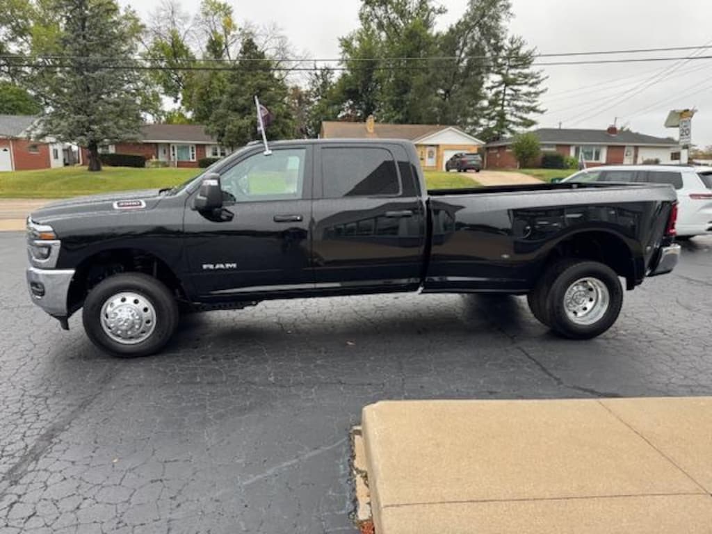 New 2026 Ram 3500 BIG HORN CREW CAB 4X4 8' BOX Pickup