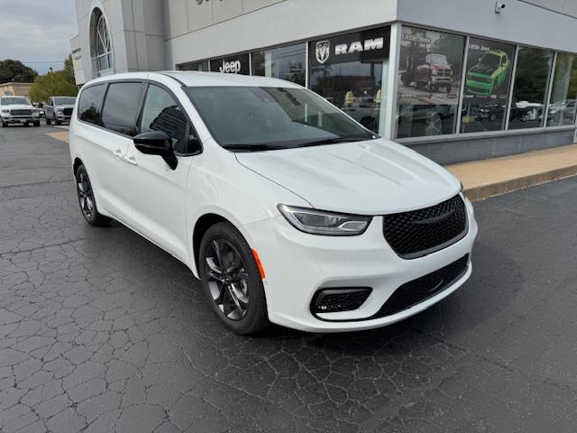 2026 Chrysler Pacifica Select's photo