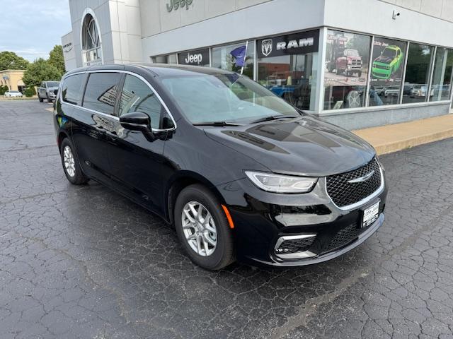 2026 Chrysler Pacifica Select's photo