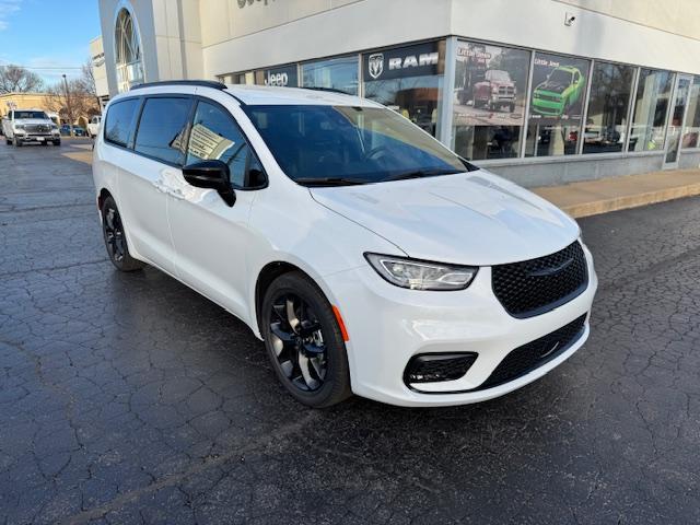 2026 Chrysler Pacifica Select's photo