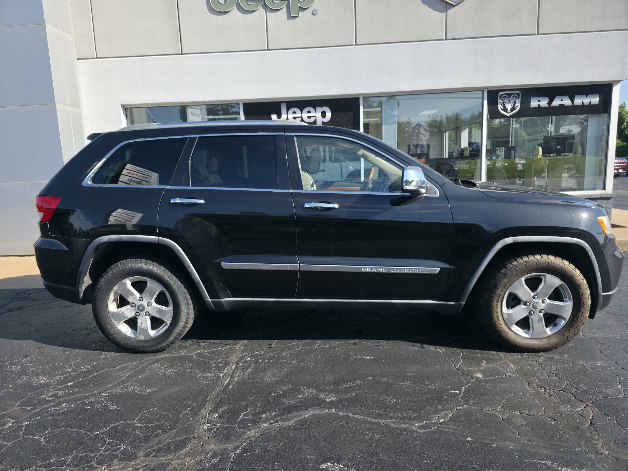 Used 2011 Jeep Grand Cherokee Overland with VIN 1J4RR6GT0BC591359 for sale in Quincy, IL