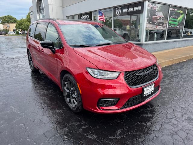 2025 Chrysler Pacifica Limited's photo