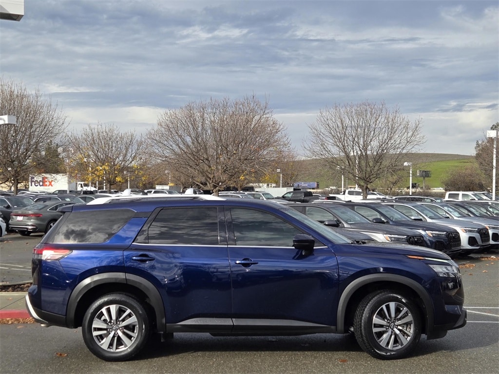 Used 2023 Nissan Pathfinder SL SUV