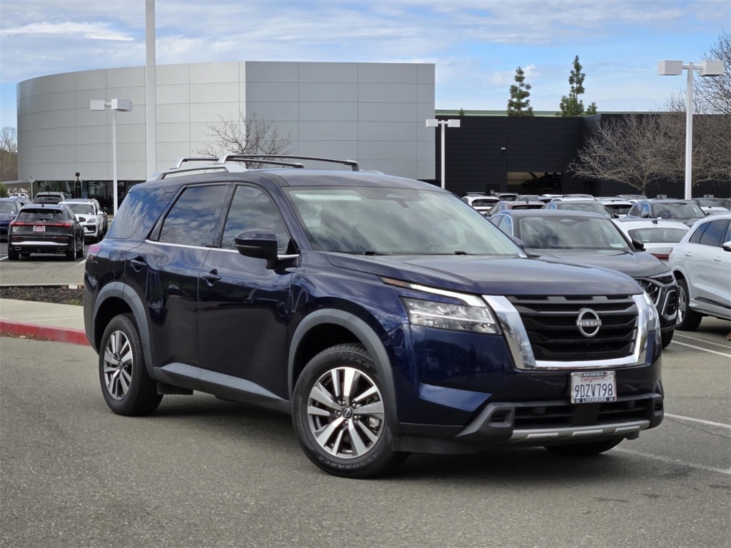 2023 Nissan Pathfinder SL