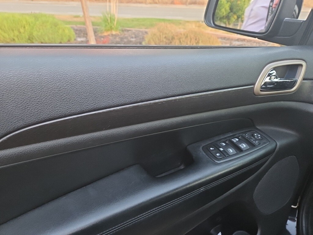 2015 Jeep Grand Cherokee Laredo photo 2