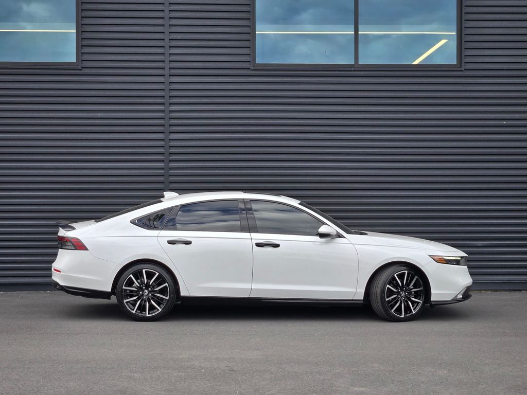 2023 Honda Accord Hybrid Touring photo 2