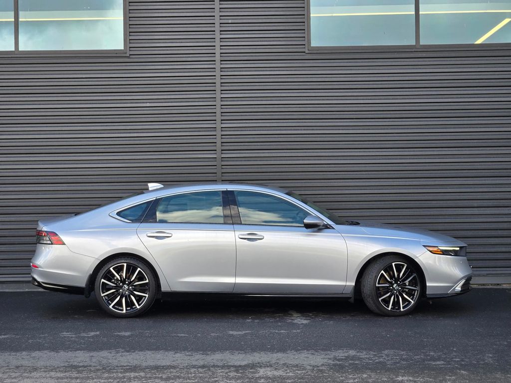 2023 Honda Accord Hybrid Touring photo 2