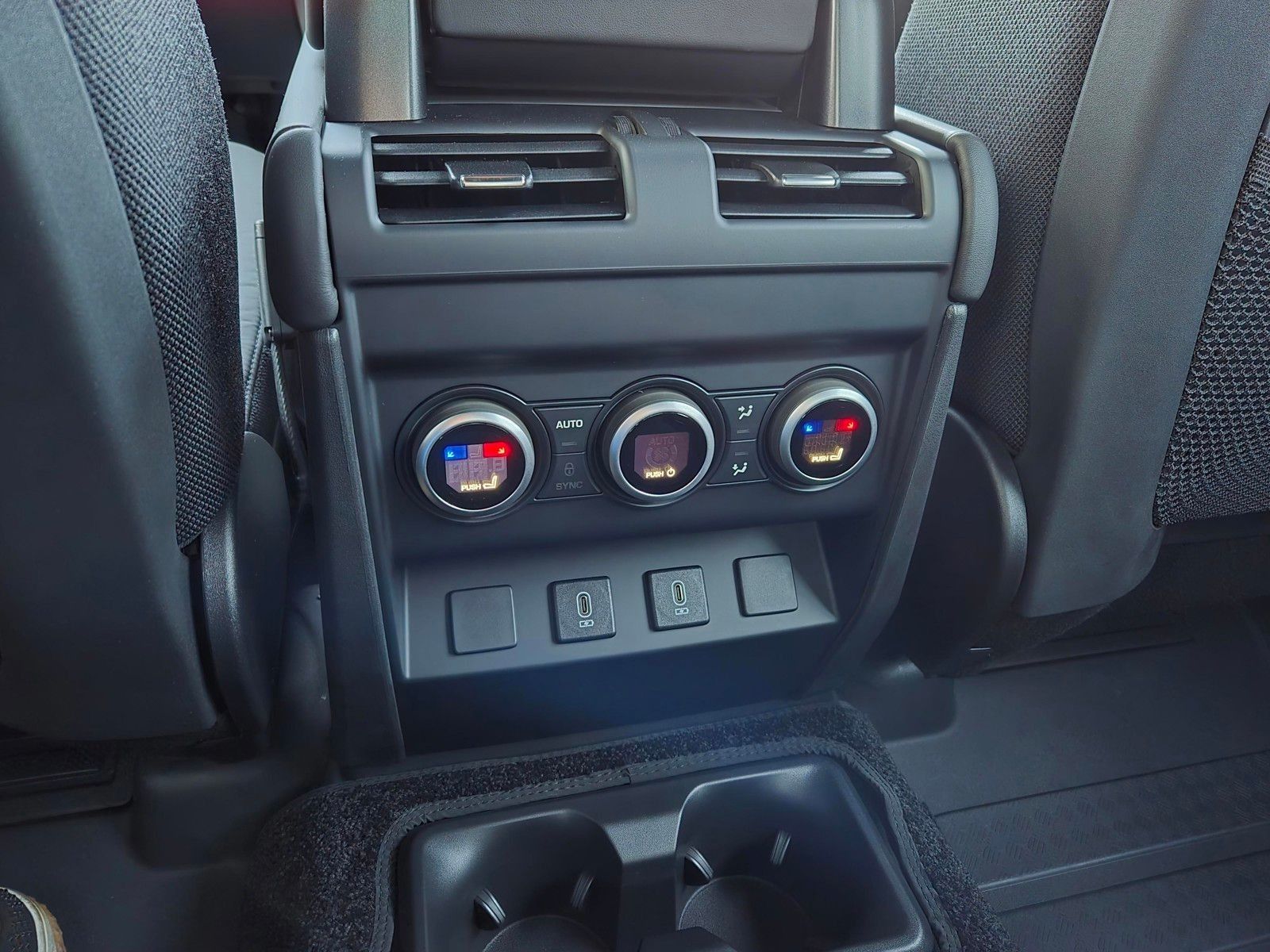 2026 Land Rover Defender V8 - Photo 8