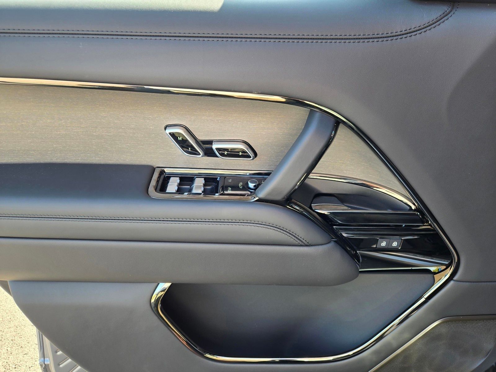 2026 Land Rover Range Rover SV - Photo 11
