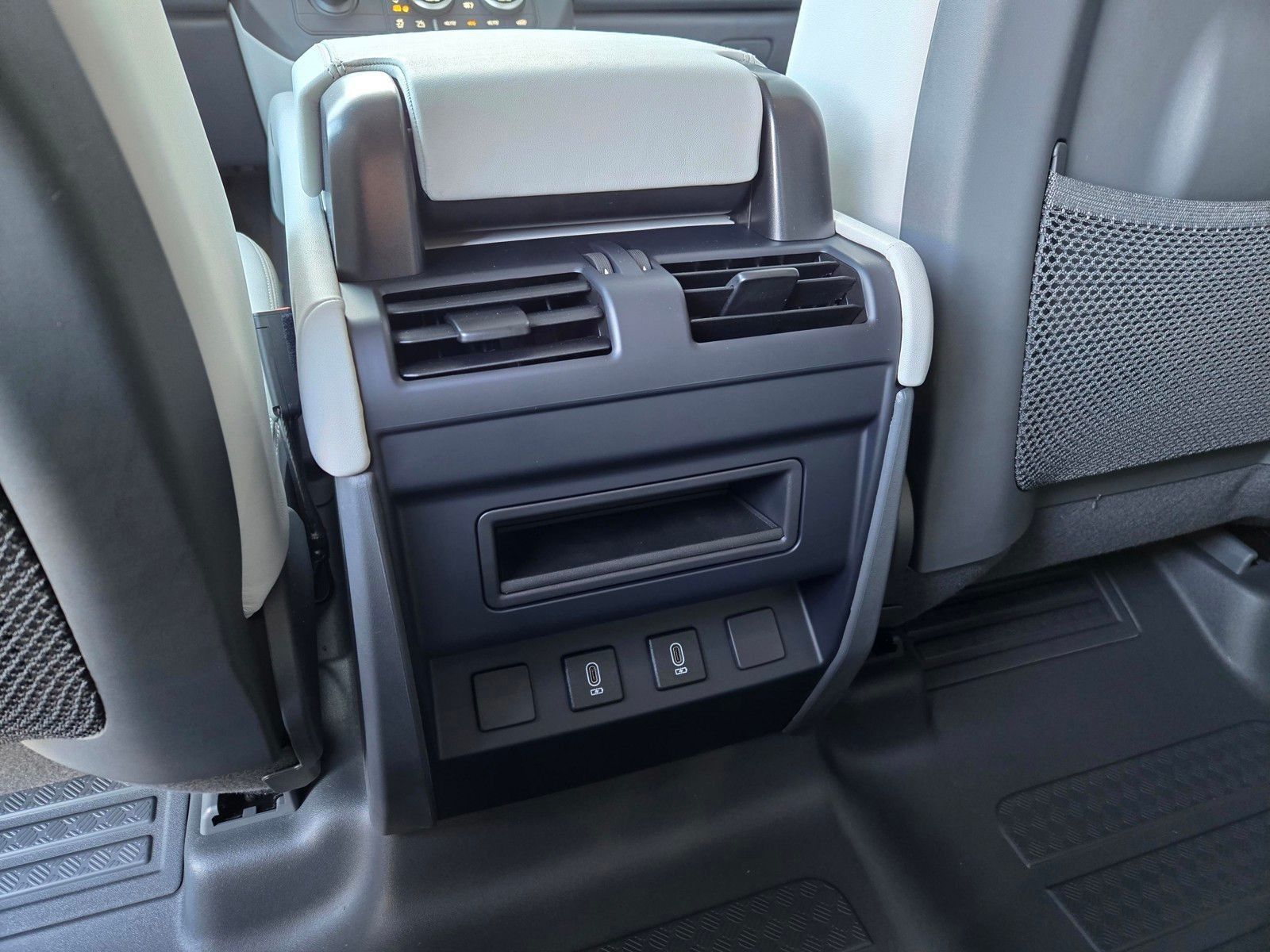 2026 Land Rover Defender X-Dynamic SE - Photo 8