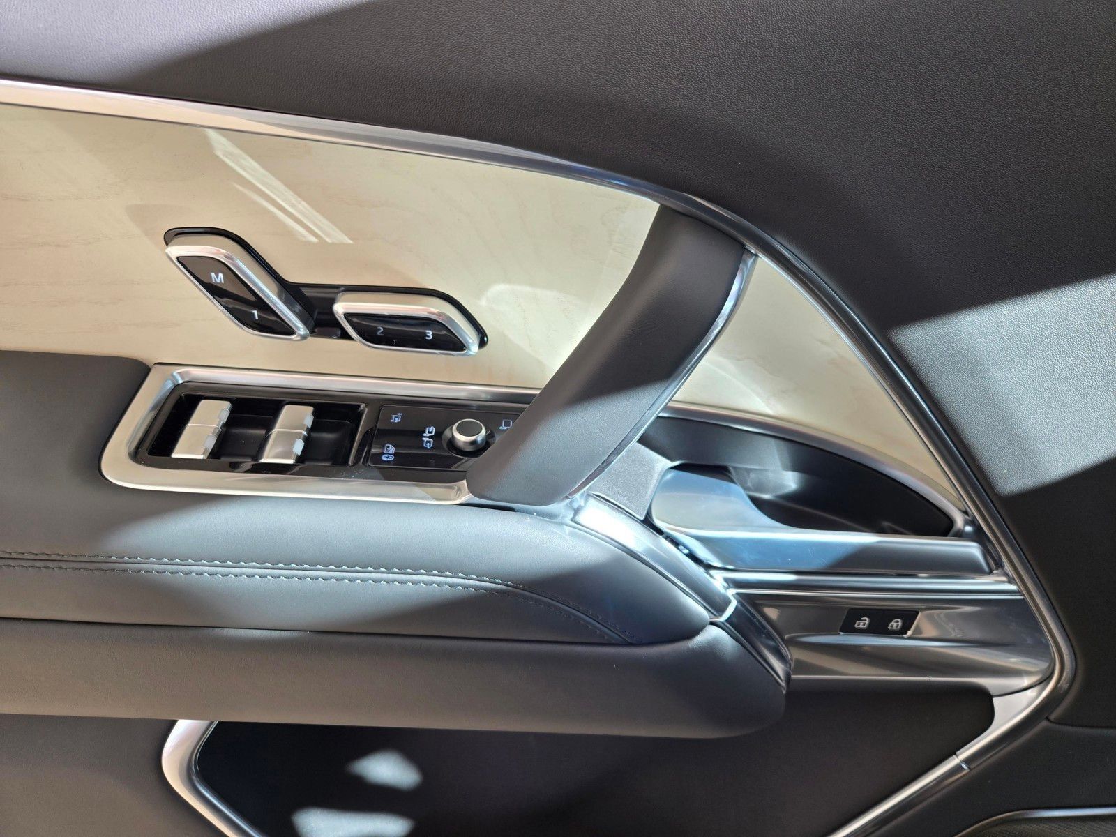 2026 Land Rover Range Rover SV - Photo 10