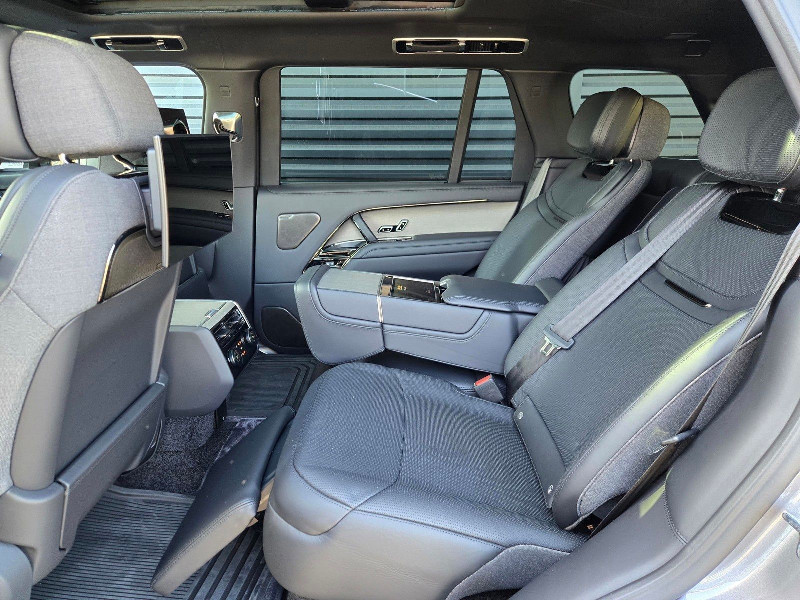2026 Land Rover Range Rover SV - Photo 7